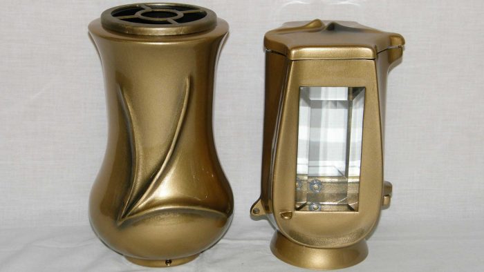 nagrobne lučke in vaze
