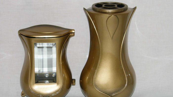nagrobne lučke in vaze